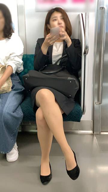 これぞ美人OL！組んだ美脚がセクシーすぎるスタイル抜群のスーツOLさん（中編）　サンプル画像1