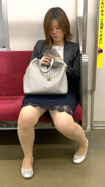 仕事帰りの疲れで無防備に脚を開くオフィスカジュアルのOLさん サンプル画像1