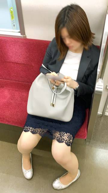 仕事帰りの疲れで無防備に脚を開くオフィスカジュアルのOLさん サンプル画像3