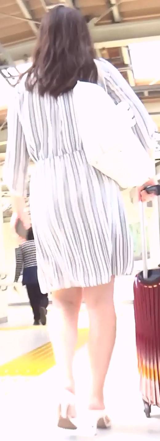 [★新作]パンチラ盗撮 OLさん 白のレース付きパンツが尻に食い込み　サンプル画像1