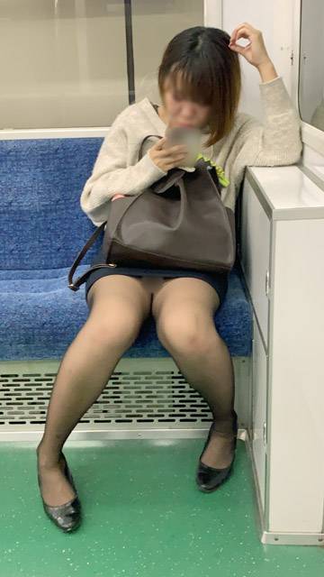黒ストッキングがエロい！短すぎるスカートを穿いて無防備に座るエロいお姉さん（其の一）　サンプル画像1
