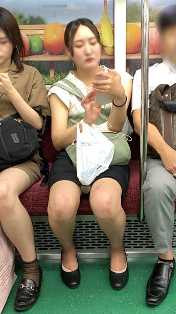 ラフな格好が逆にエロい出勤中の美人OL(前編) サンプル画像1