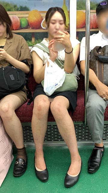 ラフな格好が逆にエロい出勤中の美人OL(前編) サンプル画像2