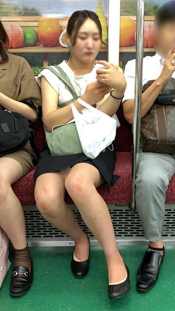 ラフな格好が逆にエロい出勤中の美人OL（中編）　サンプル画像2