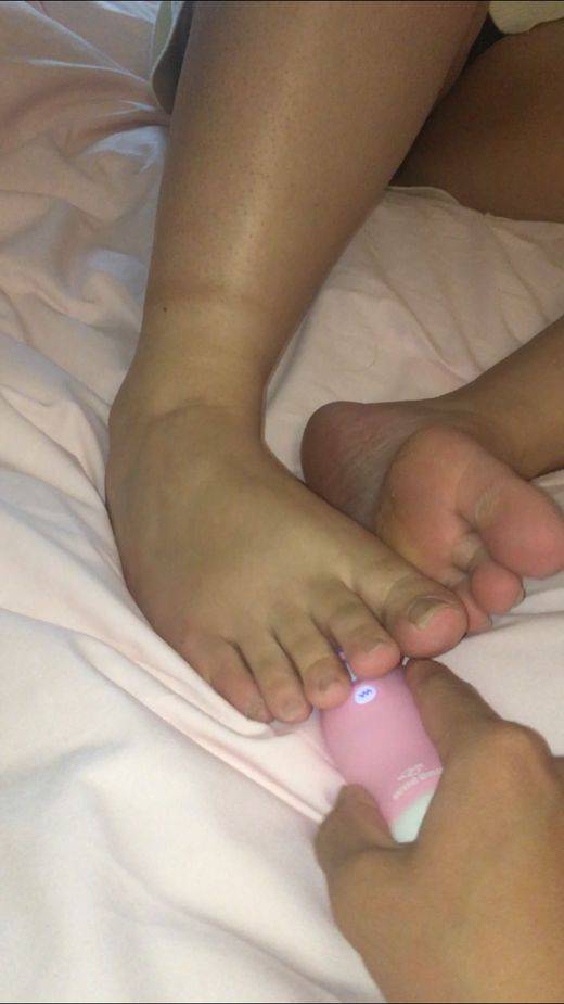 ２２歳足のサイズ２６ｃｍＩカップ渚ちゃん、電マで足裏中心にくすぐり！　サンプル画像1