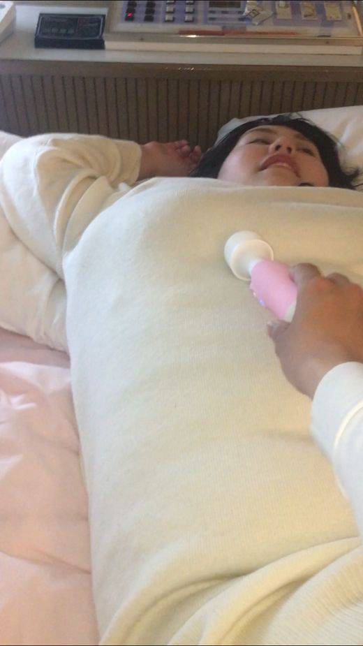 ２２歳足のサイズ２６ｃｍＩカップ渚ちゃん、電マで足裏中心にくすぐり！　サンプル画像2