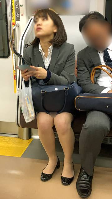 隣に座るサラリーマンから押し潰されそうになる優しそうな可愛いOLさん(其の三) サンプル画像1