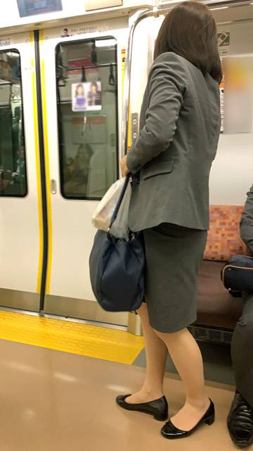 隣に座るサラリーマンから押し潰されそうになる優しそうな可愛いOLさん(其の三) サンプル画像2