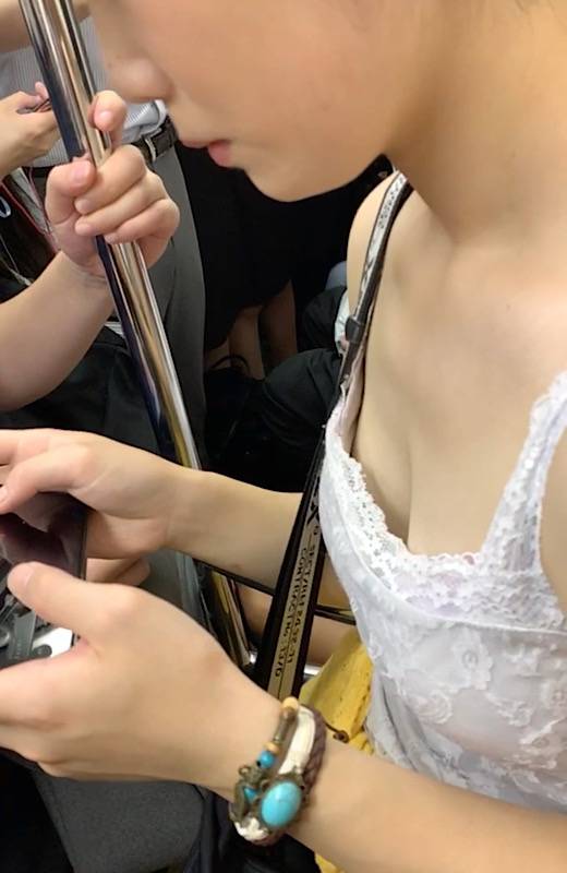 【続！超爆!胸チラ下着破壊！？】怒涛のエロ可愛い最高のちっぱいお胸をした色白のおっぱいチラリズム!②【358】　サンプル画像1