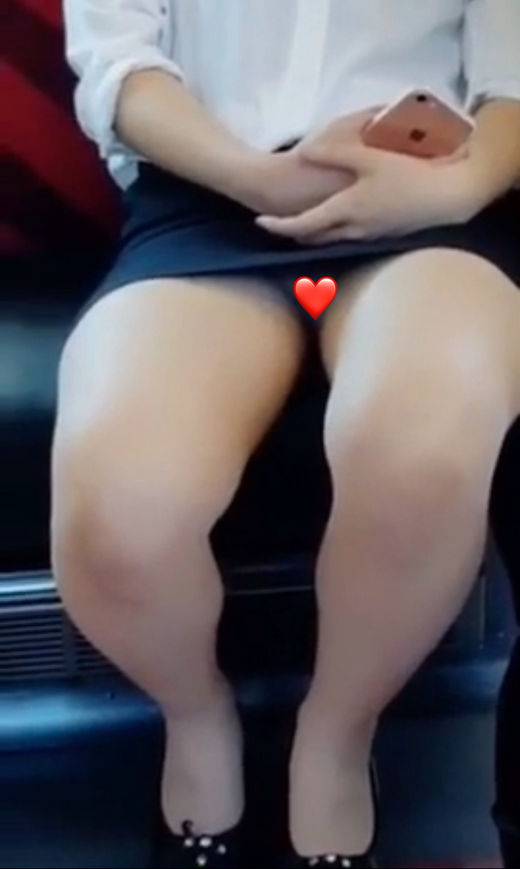 ［電車パンチラ］ムチムチOLの大胆パンチラ　サンプル画像2