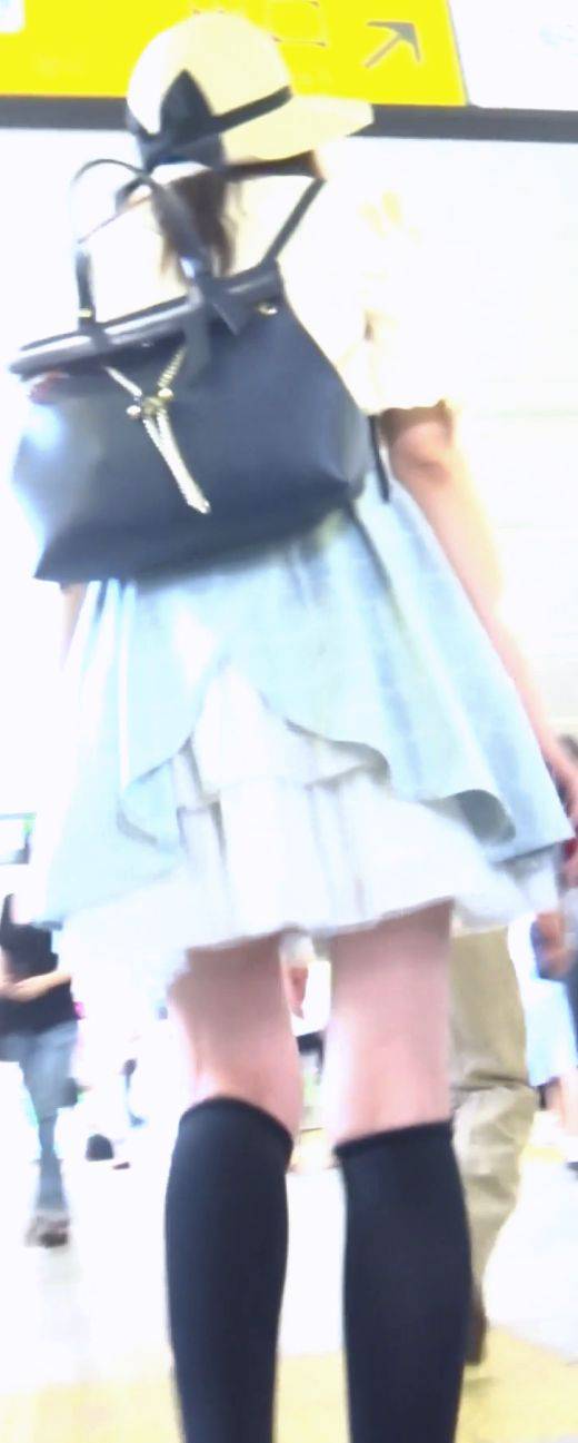 [★新作]パンチラ盗撮 絶対領域女子 白パンツが尻に食い込み　サンプル画像1