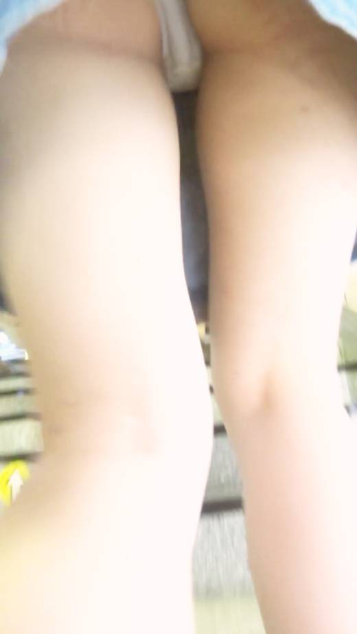 [★新作]パンチラ盗撮 女子大生 水色パンツが尻に食い込み　サンプル画像2
