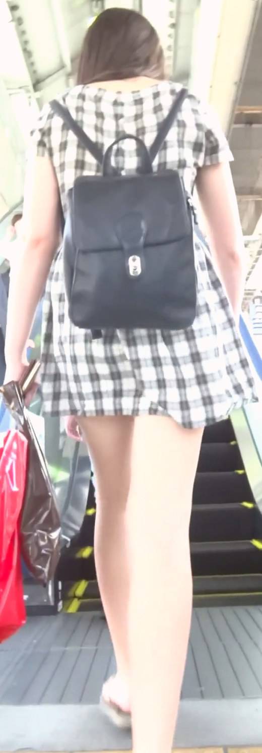 [★新作][★顔出し]パンチラ盗撮 ハーフ系ミニスカ女子 黒地の白の水玉パンツが風チラで超接近撮影　サンプル画像1
