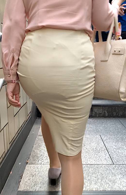 【特別奉仕！クロッチ丸見え！】パンティーライン丸見えの田舎から出てきた淫乱でエッチなエロママ風の淫乱女【372】　サンプル画像3
