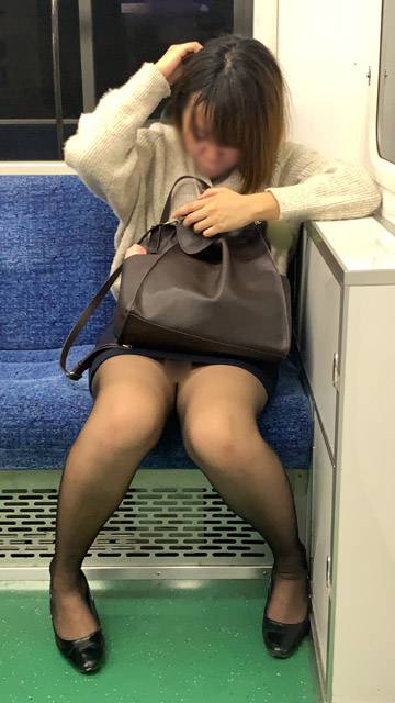 黒ストッキングがエロい！短すぎるスカートを穿いて無防備に座るエロいお姉さん（其の七）　サンプル画像2
