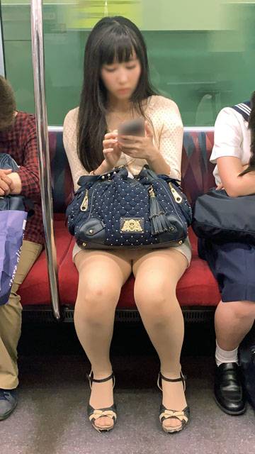 タイトすぎてスカートからパンツがうっすら透けている黒髪美女（其の一）　サンプル画像1