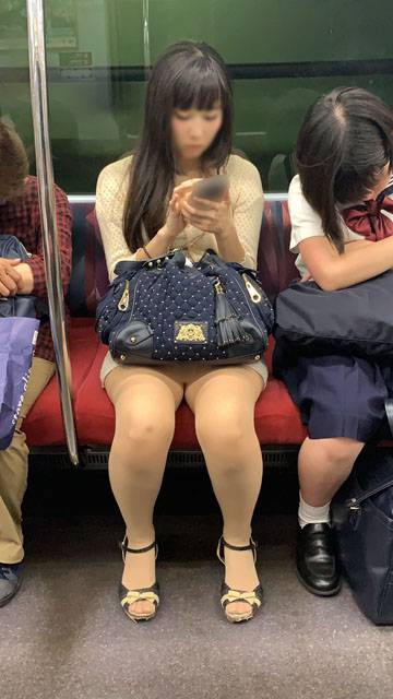 タイトすぎてスカートからパンツがうっすら透けている黒髪美女（其の一）　サンプル画像2