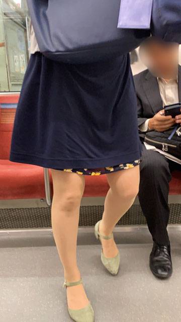 無防備に脚を開いて座る警戒心がない長身お姉さん(後編) サンプル画像2
