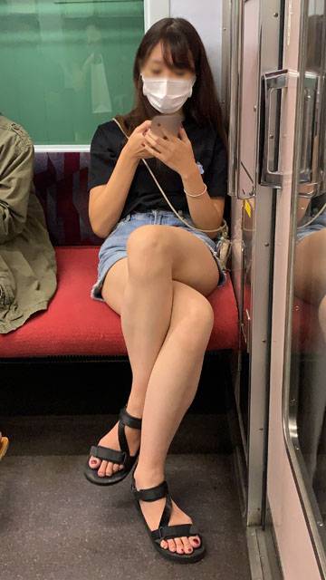 気が強そうな生脚女子大生をひたすら撮影（其の一）　サンプル画像1