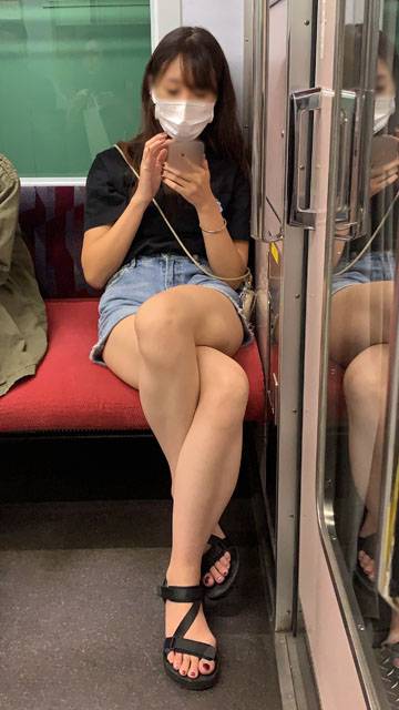 気が強そうな生脚女子大生をひたすら撮影（其の一）　サンプル画像2