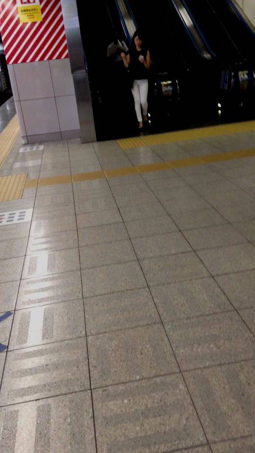 デカ尻ホワイトスキニー女を徹底追跡　サンプル画像3