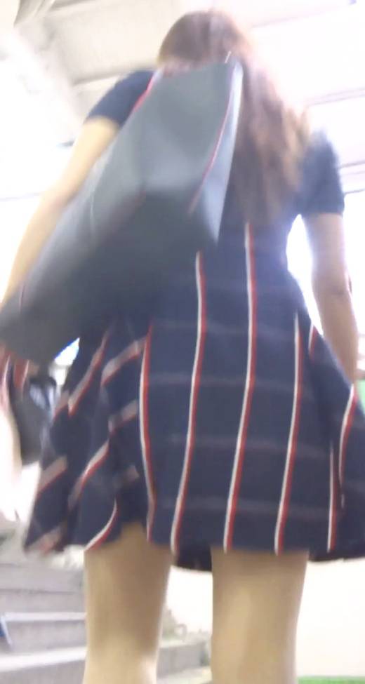 [★新作]パンチラ盗撮 OLさん 白パンツに超接近 撮影バレた？けど気付かぬフリ　サンプル画像1
