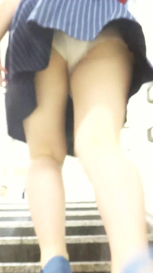 [★新作]パンチラ盗撮 女子大生 白パンツを激写　サンプル画像3