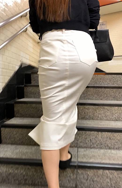 【高画質エロ尻】某出版企業のエロ尻変態OLの張りのあるお尻を公開！ボテ、くねっとザーメンも欲しがる【437】　サンプル画像1