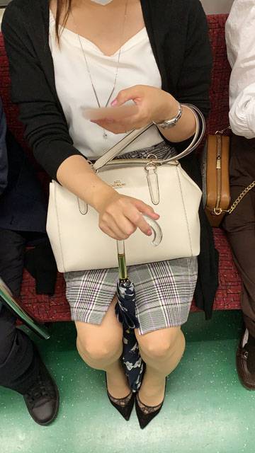 清潔感がある美女を至近距離から観察（前編）　サンプル画像2