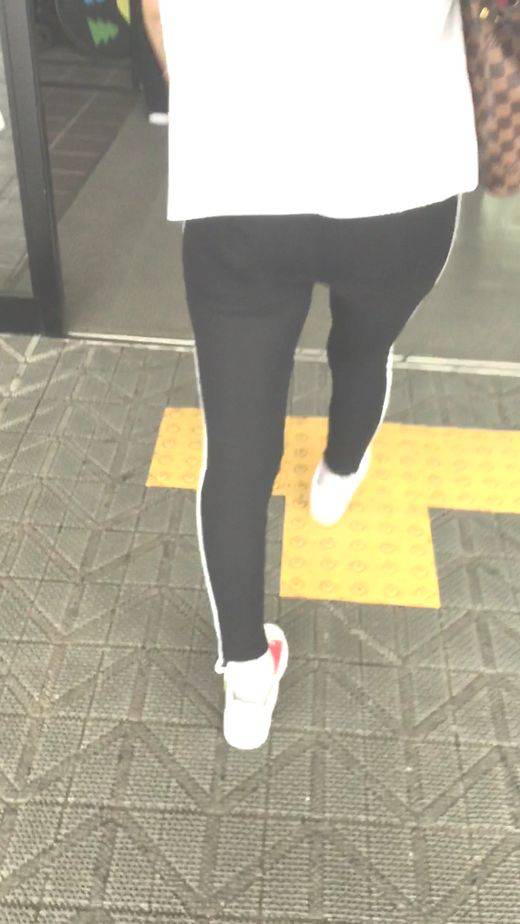 金パツ姉さんのムッチリ尻に張り付く黒ジャージウォッチング サンプル画像3