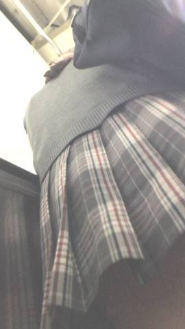 むっちり下半身ムスメのパンティ逆さ撮り　サンプル画像2