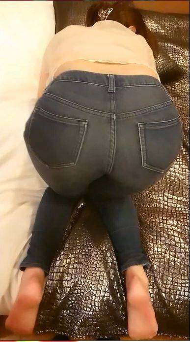 【極上尻】性欲の捌け口にしたい安産型巨尻ジーンズの女　サンプル画像1
