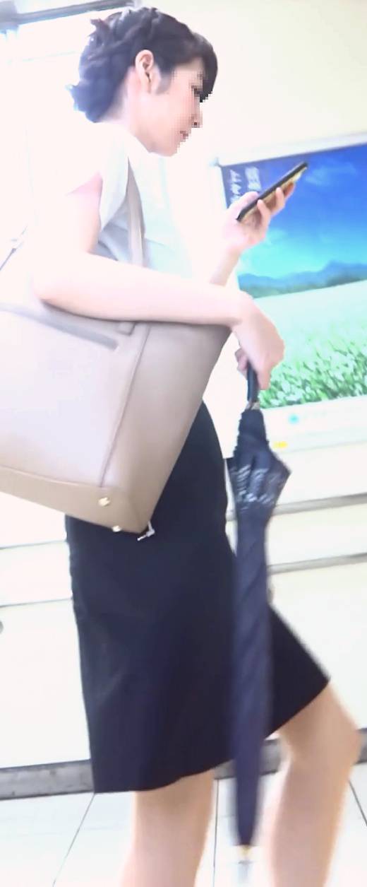 [★新作][★顔出し]パンチラ盗撮 美人OLさん 白パンツを強引撮影 手でカメラをスカートの中へ無理やり突っ込み　サンプル画像1
