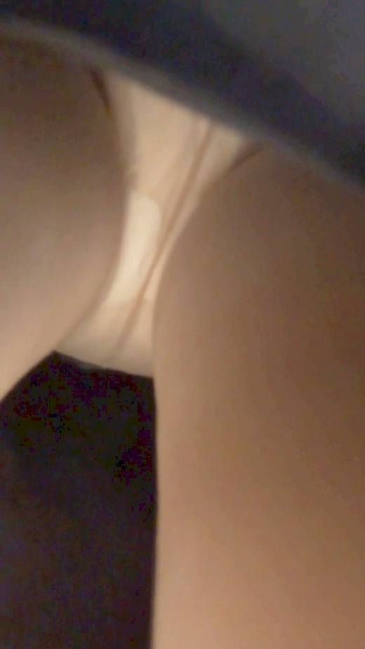 [★新作][★顔出し]パンチラ盗撮 美人OLさん 白パンツを強引撮影 手でカメラをスカートの中へ無理やり突っ込み　サンプル画像2