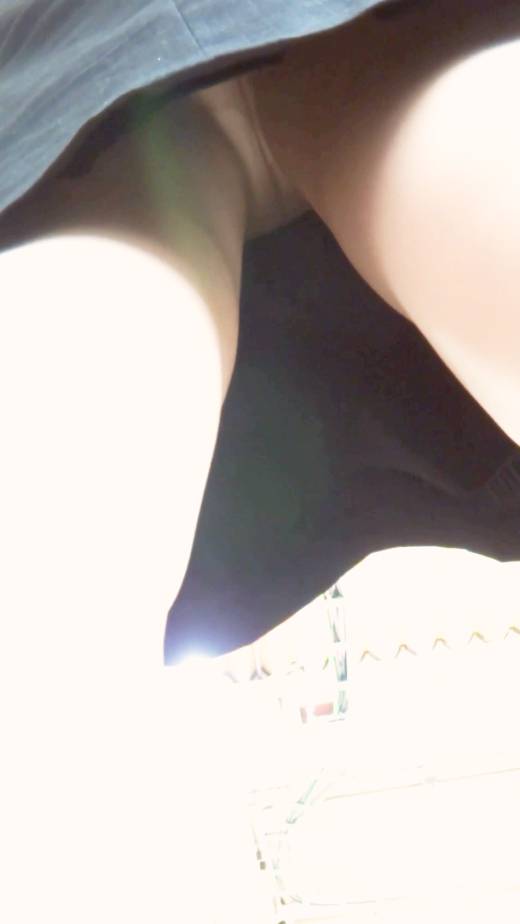 [★新作][★顔出し]パンチラ盗撮 美人OLさん 白パンツを強引撮影 手でカメラをスカートの中へ無理やり突っ込み　サンプル画像3