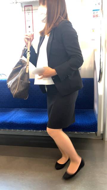 真面目な雰囲気とスーツ姿のエロさが魅力的な美人OL サンプル画像2