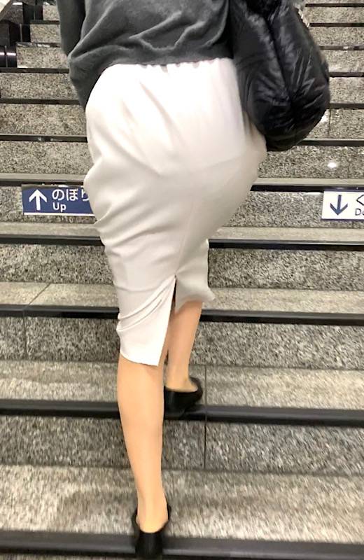 【白のタイトスカート】エロく成長した熟女のエロいお尻！肉尻がはみ出て最高のエロ尻の完成【466】　サンプル画像1