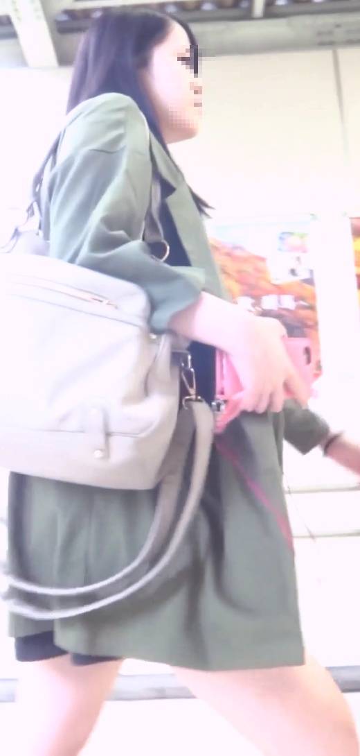 [★新作][★顔出し]パンチラ盗撮 女子大生 食い込み白パンツに大接近&ensp;　サンプル画像1