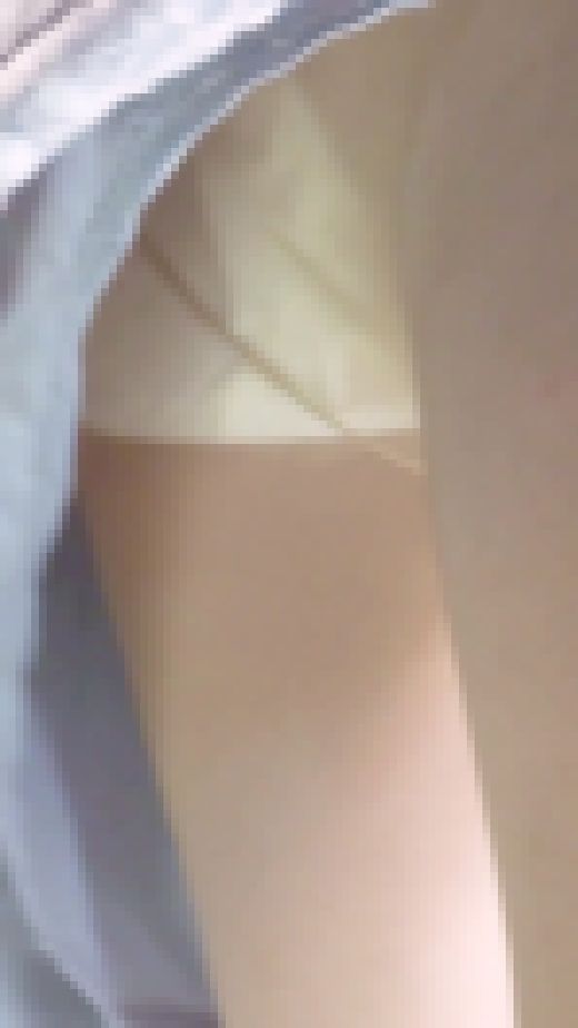 [★新作][★顔出し]パンチラ盗撮 アイドル系かわいい女子大生 白パンツを電車内でこっそり撮影　サンプル画像2