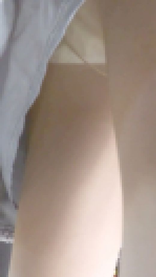 [★新作][★顔出し]パンチラ盗撮 アイドル系かわいい女子大生 白パンツを電車内でこっそり撮影　サンプル画像3