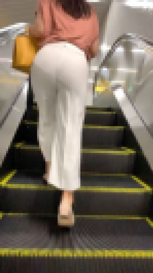 《ケツ圧の破壊力！！！》No.1134【ドキドキで心踊るセレブ妻の白パンツ】　サンプル画像1