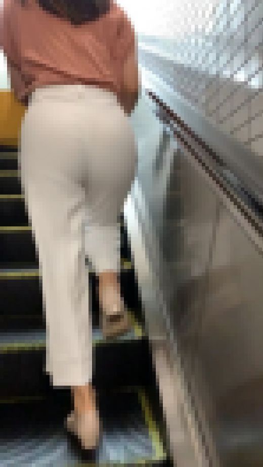 《ケツ圧の破壊力！！！》No.1134【ドキドキで心踊るセレブ妻の白パンツ】　サンプル画像2