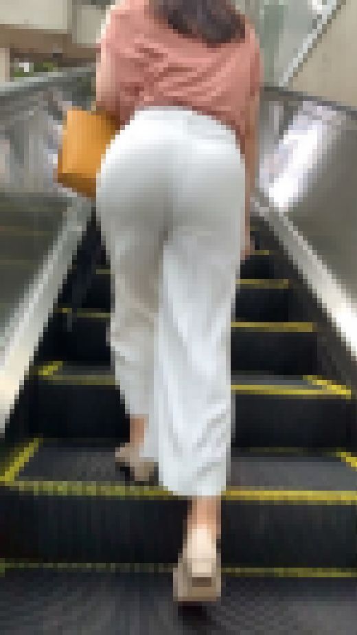 《ケツ圧の破壊力！！！》No.1134【ドキドキで心踊るセレブ妻の白パンツ】　サンプル画像3