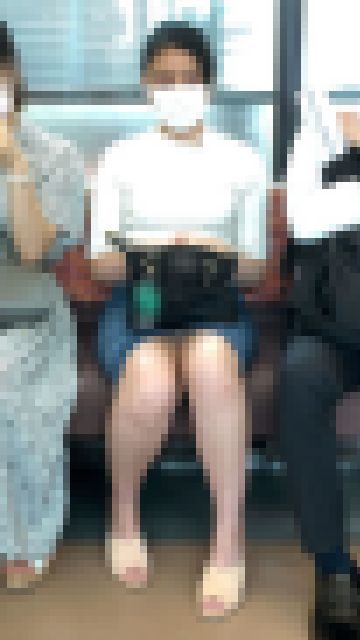 自慢の巨乳を乗客に見せつける綺麗なお姉さん（中編）　サンプル画像3