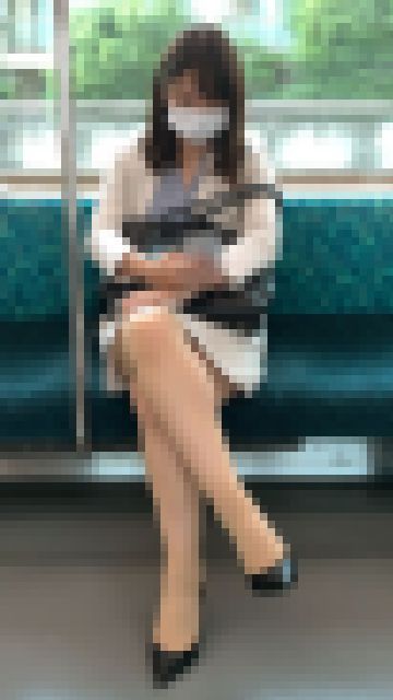 組んだ美脚が色っぽい白スーツが似合う美人OLさん　サンプル画像1