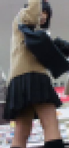 ロリかわ制服女子学生が無防備大開脚でP丸見え！周囲も騒然パンチラ動画　サンプル画像2
