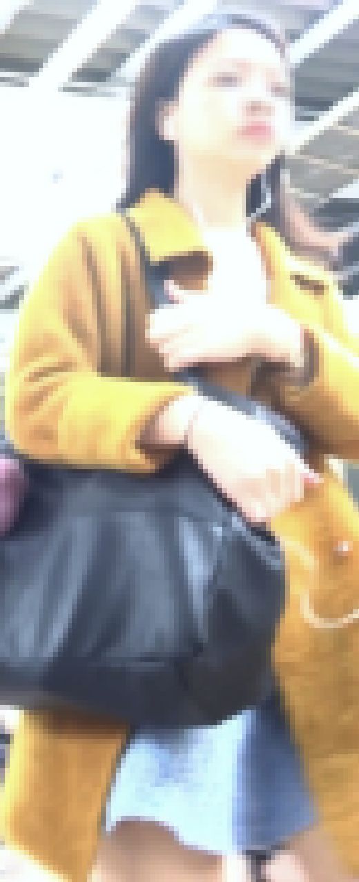 [★新作][★顔出し]パンチラ盗撮 OLさん 超ミニスカにレース付きグレーのパンツが丸見え　サンプル画像1