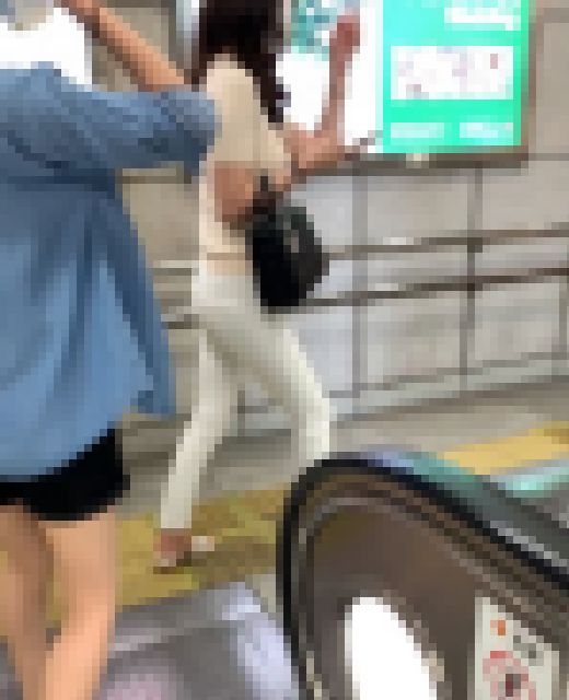 《S級美女のオッパイ！！！》 No.1189【マスクを取った方が美人なお姉さんの白パンツ】　サンプル画像1