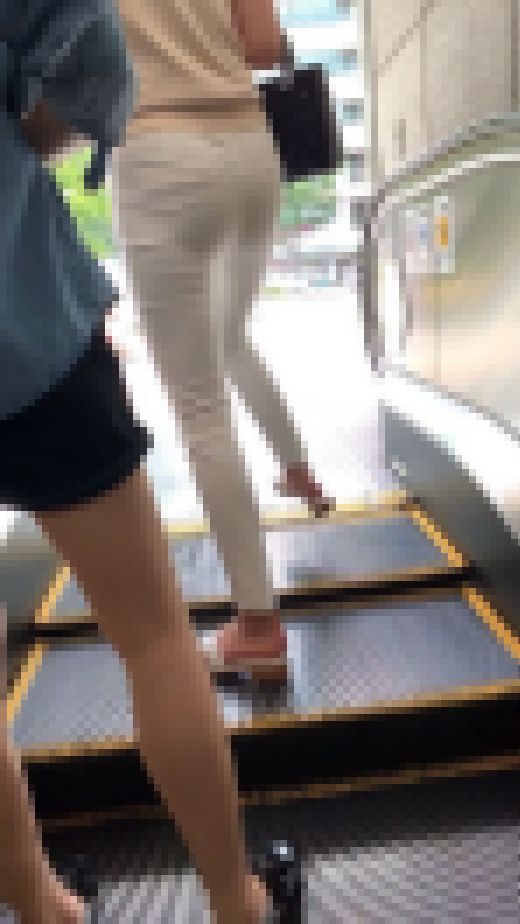 《S級美女のオッパイ！！！》 No.1189【マスクを取った方が美人なお姉さんの白パンツ】　サンプル画像2