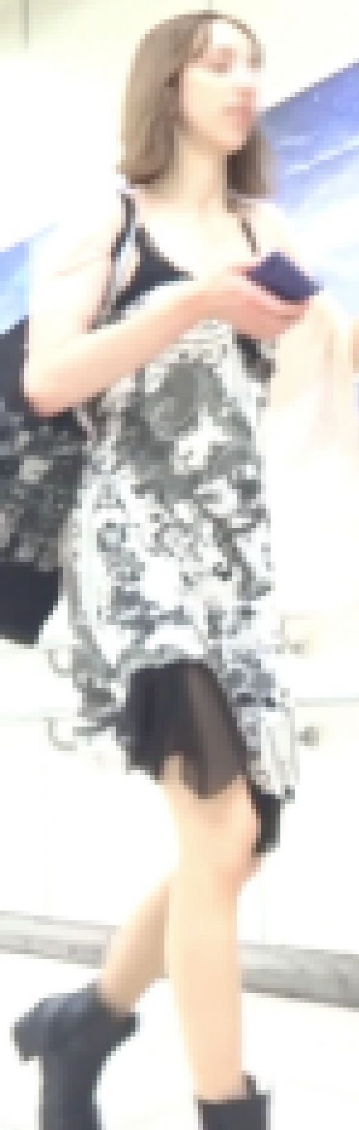[★新作][★顔出し]パンチラ盗撮 ハーフ系女子 黒パンツに密着 イヤホンで曲を聴いていたところを勝手に撮影　サンプル画像1